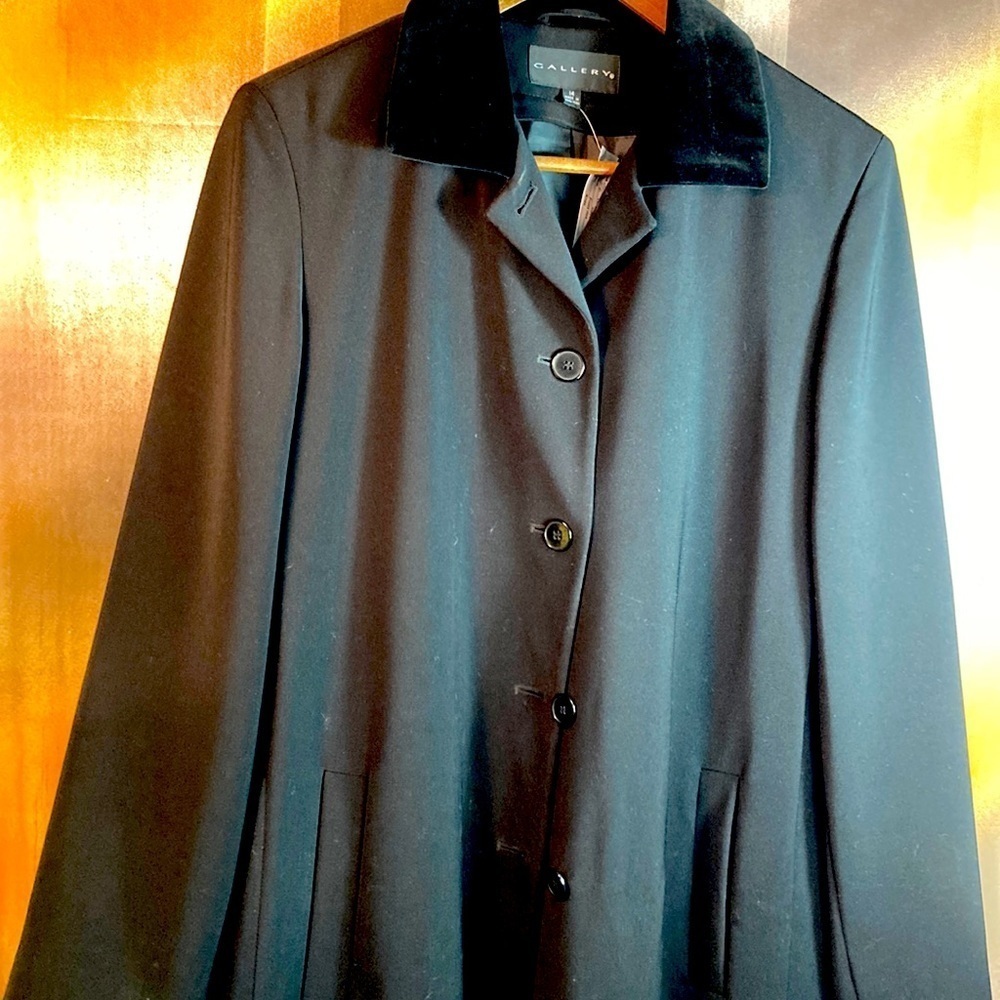 Classic‎ long black size 14 winter coat with velvet collar. 46” chest. 301